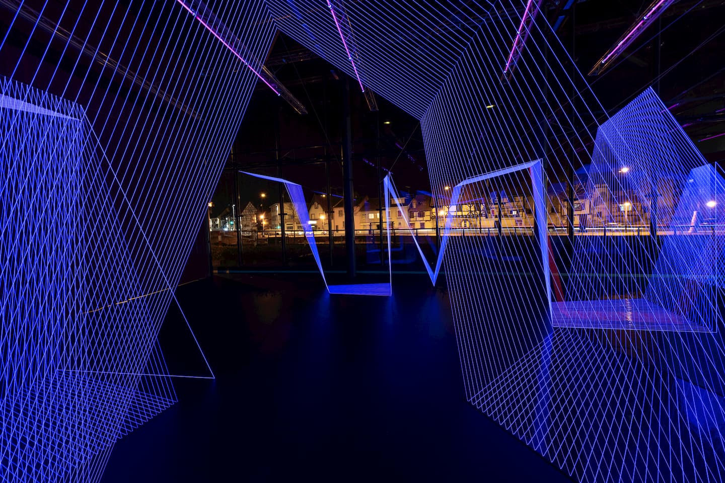 Vue de nuit de l’installation in situ Pulse of the Heart de Jeongmoon Choï, exposition Jeongmoon Choï. Le Pouls de la Terre au Frac Alsace, Sélestat, 2020. © Jeongmoon Choï. Photo