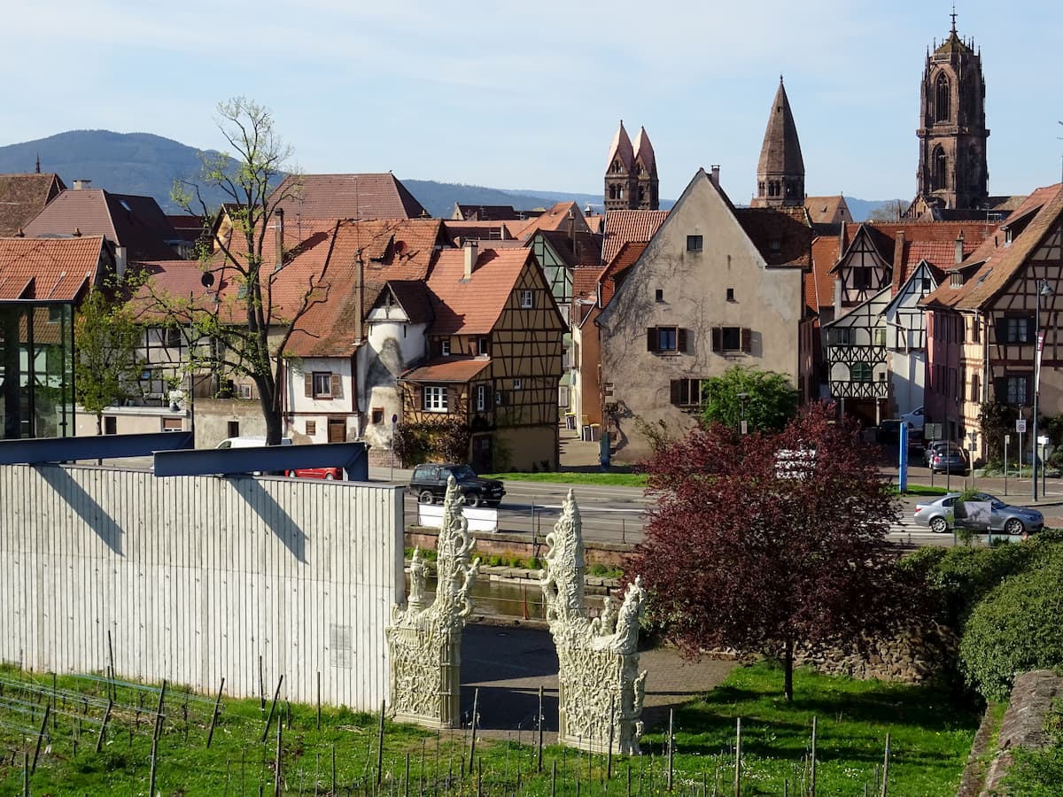 Vue du Clos du Frac, jardin d'artiste, et du portail d'Elmar Trenkwalder, juin 2019. © FRAC Alsace