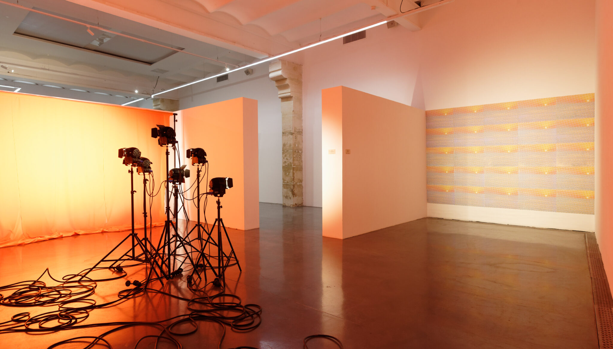 Aurore Clavier, Far Red, 2021-25, installation lumineuse, vue de l’exposition Comme un Western au Frac Occitanie Montpellier. Photo Christian Perez