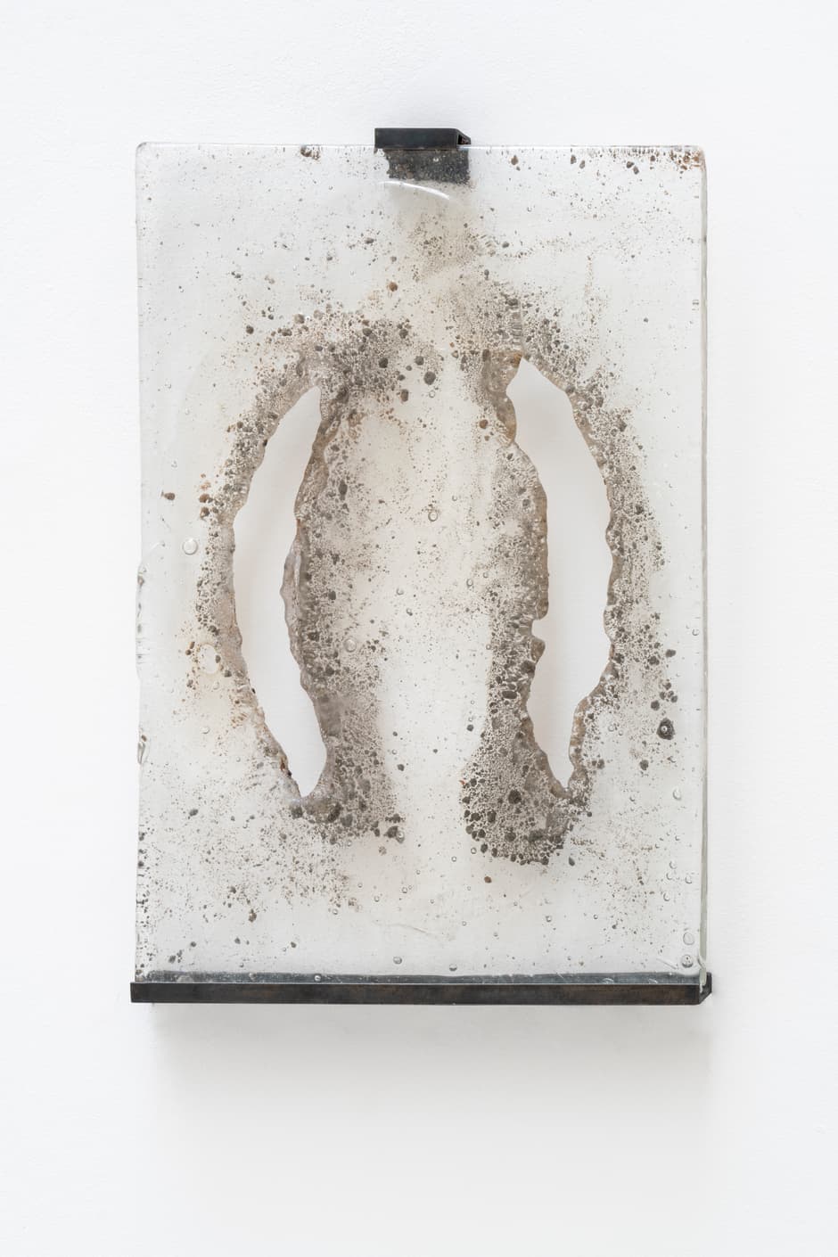 A.K.Burns, The event between, 2019. Verre, sable, 51 x 35,5 x 1,5 cm Achat à la galerie Galerie Michel Rein, Paris. Collection Frac des Pays de la Loire. © Droits réservés