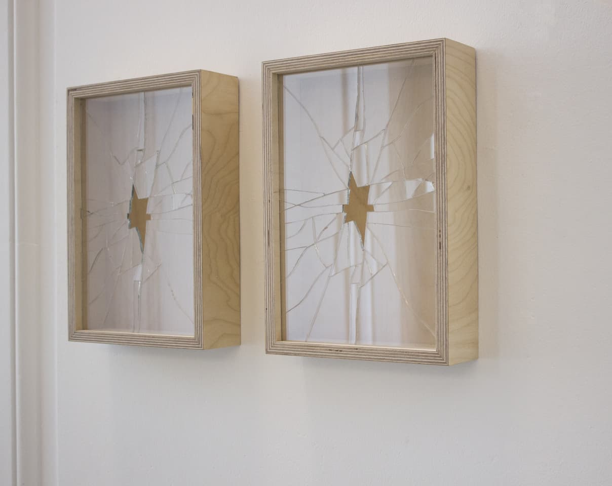 Capucine Vandebrouck, Au Même Instant 2, 2017. Diptyque, vitres brisées à l’identique, cadres en bois, 19.1 x 67.5 cm chaque, pièce unique. Achat à l'artiste. Collection Frac Alsace. © droits réservés.