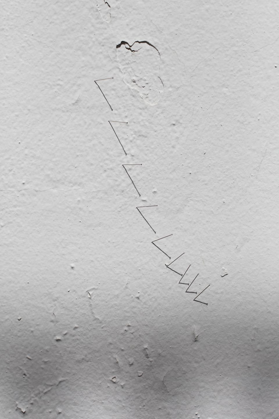 Ismaïl Bahri,  Ligne fantôme,  2006 - 2020.  Dessin, épingles de couture, lumière naturelle, dimensions variables, 1/3. Achat à la Galerie Selma Feriani. Collection IAC, © Ismaïl Bahri