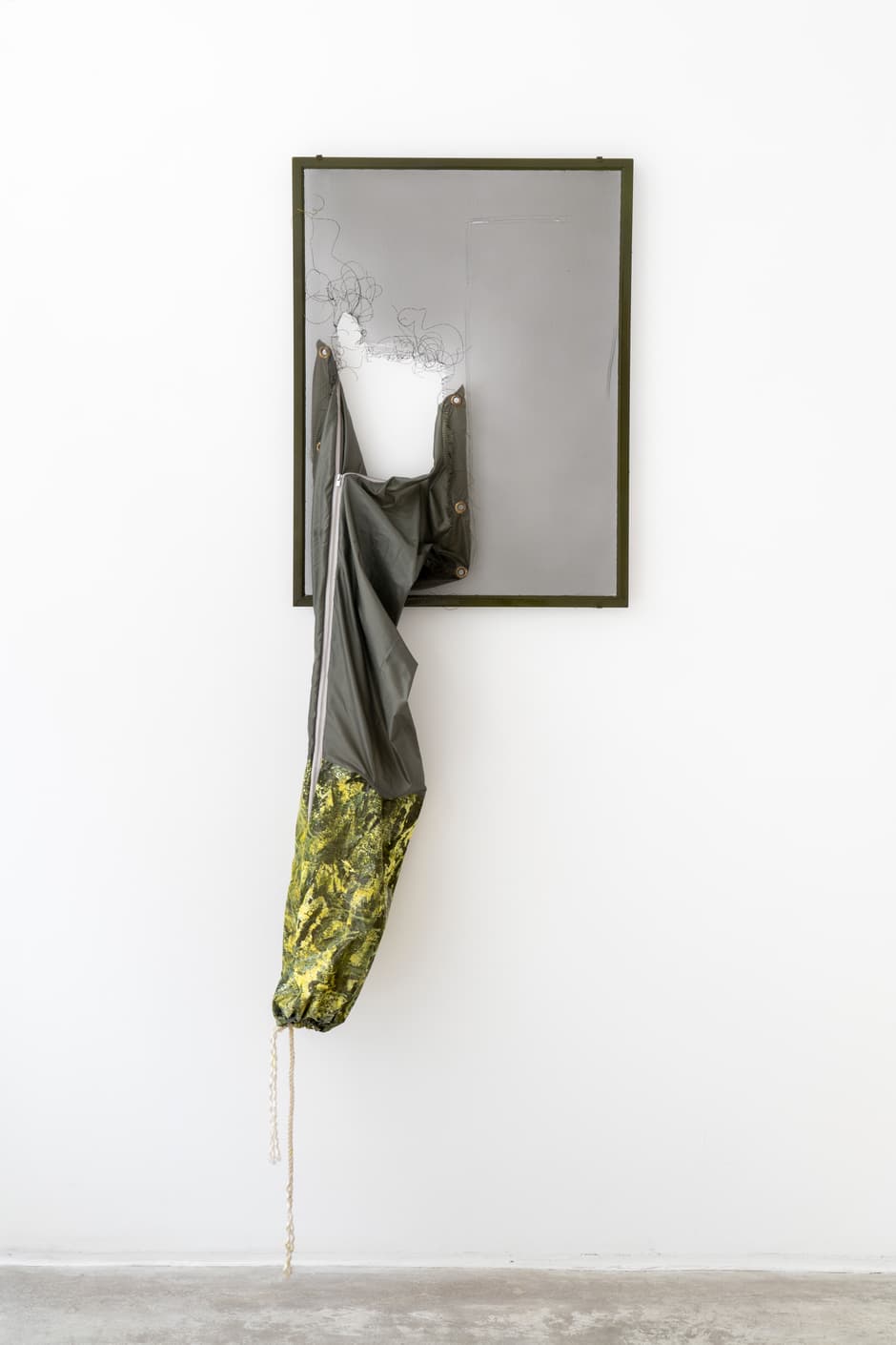 Left leaning, 2019. Aluminium thermolaqué, K-way peint, corde, 187 x 55,5 x 20 cm. Achat à la galerie Galerie Michel Rein, Paris Collection Frac des Pays de la Loire. © Droits réservés
