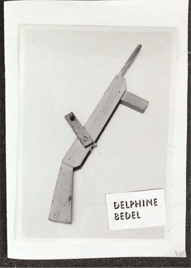 Delphine Bedel, Jet Lag #36 - Voyage autour de ma chambre, 2014.Fanzine, photocopie noir et blanc sur papier argent. 24 pages, 21 x 15 cm/100. Achat à l'artiste. Collection Frac Normandie Rouen. © Droits réservés.