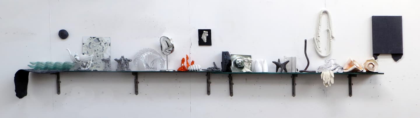 Peter Briggs, Shelf Life #8, 1982-2020. Verres thermoformés, porcelaine acier émaillé, aluminium, cristal de plomb, marbre, plomb, acier, grès noir, cuivre, coquillage, cuir et obsidienne. env. 350 cm de long. Achat à l'artiste. Collection Frac des Pays de la Loire. © Droits réservés
