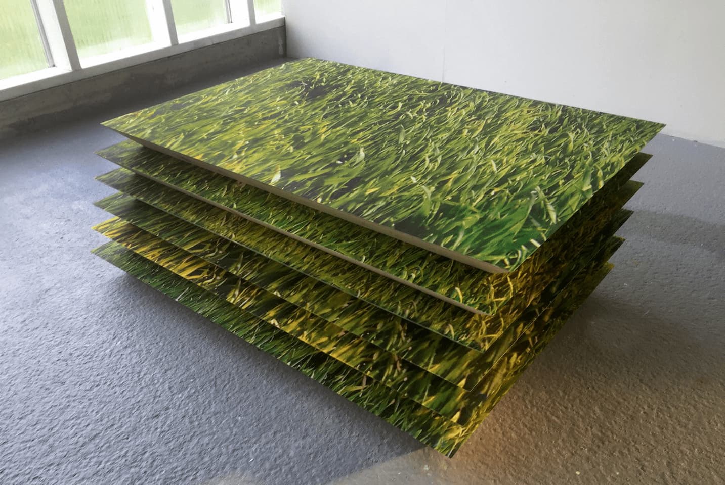 Pascal Rivet, Blé vert, 2019. Sérigraphie quadri sur contreplaqué de peuplier, 6 x (6 x 74 x 110 cm). Achat à l’artiste. Collection Frac Bretagne. © droits réservés
