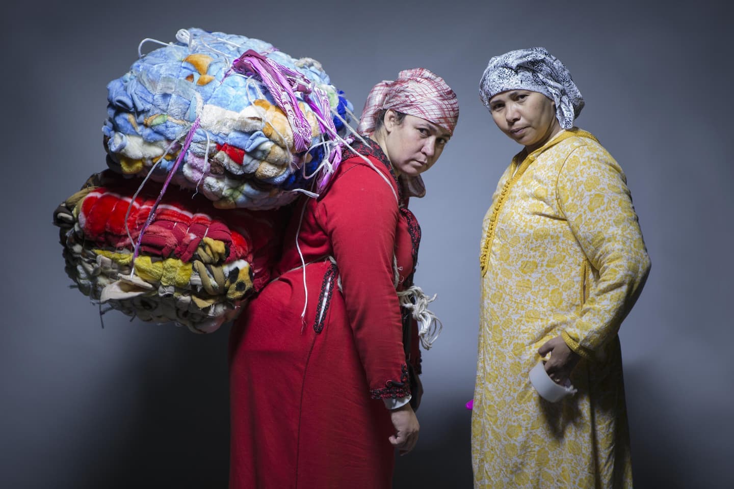 Randa Maroufi, Nabila & Keltoum, 2015. Photographie couleur sur tissu, 146 x 217 cm Achat à l’artiste. Collection FRAC Champagne-Ardenne. ©DR