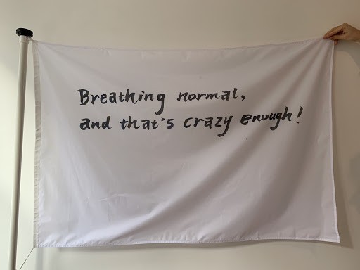 Evelyn Taocheng Wang, Breathing normal, and that’s crazy enough!, 2020. Drapeau,149 x 97, 5 cm Achat à Four Flags, Amsterdam. ©DR Collection FRAC Champagne-Ardenne.