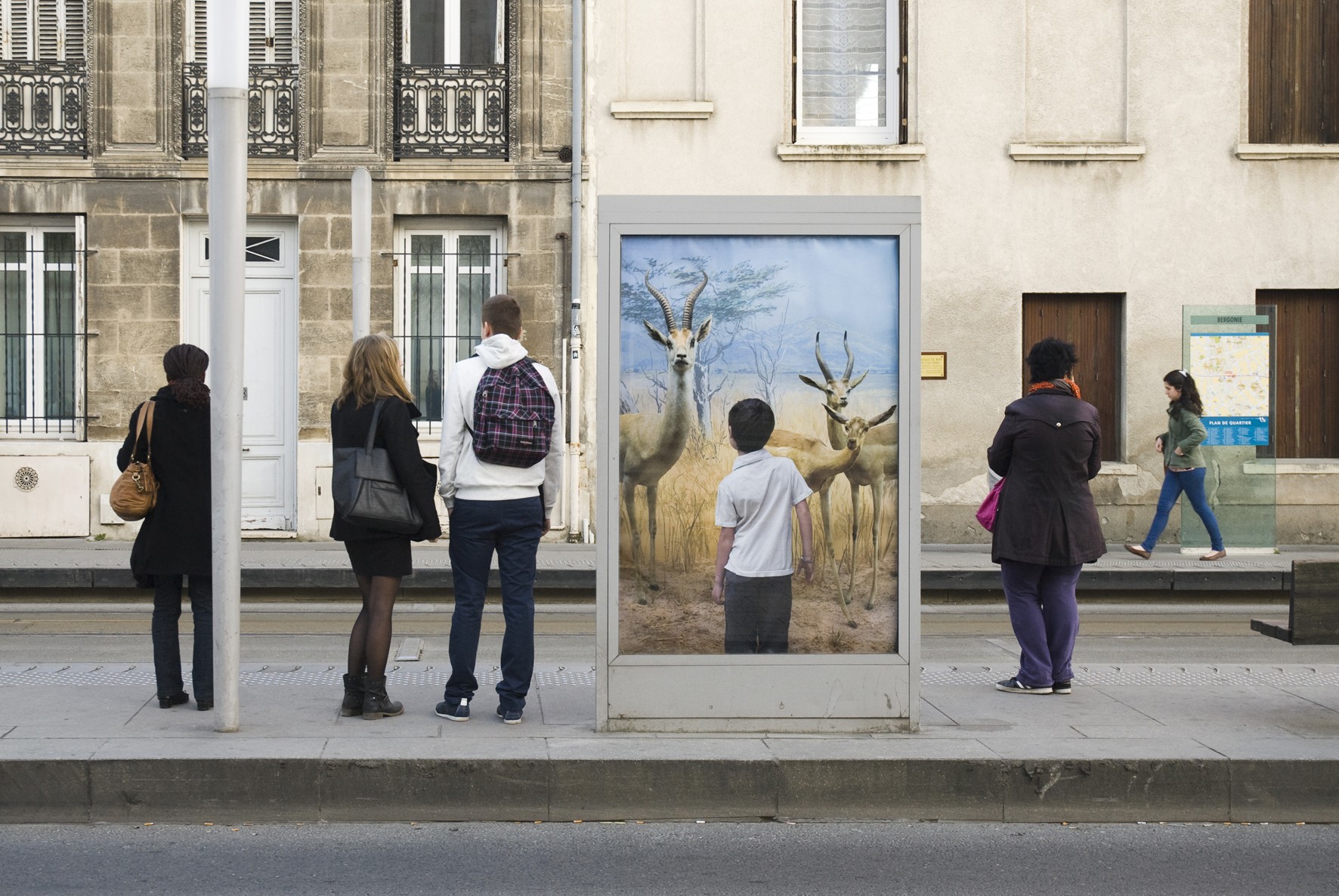 une exposition d'affiches de Nino Laisné sur la ligne B du Tramway de Bordeaux un projet co-produit par le FRAC Aquitaine, les arts au mur Artothèque et la CUB.