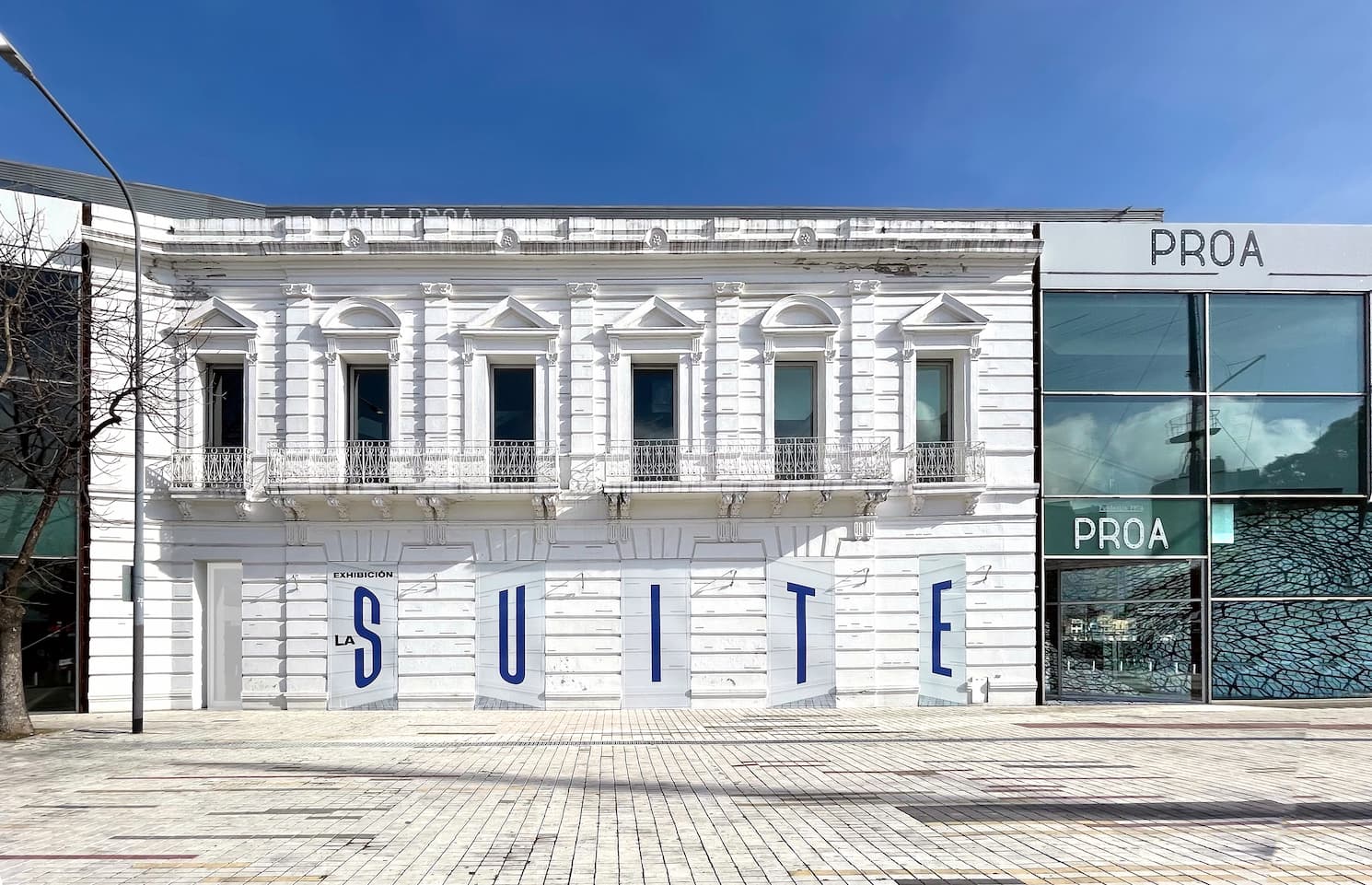 Façade de l'exposition La Suite. Fundación Proa, 2021.