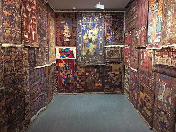 Le Grand Jeu, 2000 - 2017 Ca. 12 m liinéaire tapis, tapisseries © M. Aubry Courtesy Galerie Eva Meyer