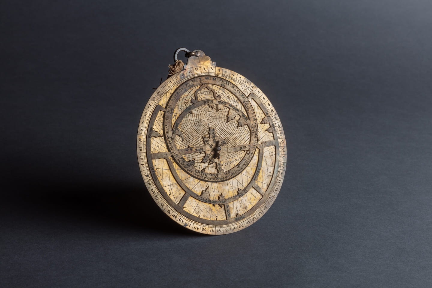 Astrolabe Inde XVIIIe siècle Laiton 24 x 20 x 4 cm © Musée Champollion – Les Écritures du Monde (Figeac) / Meravilles photos