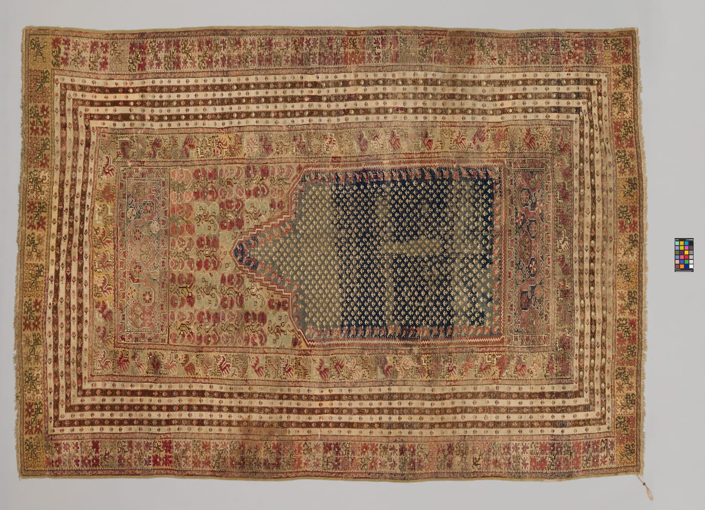 TAPIS À DÉCOR DE NICHE Turquie 1850-1900 Laine et coton Musée Bargoin, Clermont Auvergne Métropole © Florent Giffard