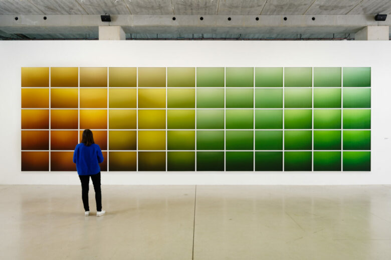 Vue de l’exposition « La couleur de l'eau » de Nicolas Floc'h, 2022, Frac Grand Large — Hauts-de-France © Nicolas Floc'h / Adagp, Paris, 2022 / Photo : Aurélien Mole