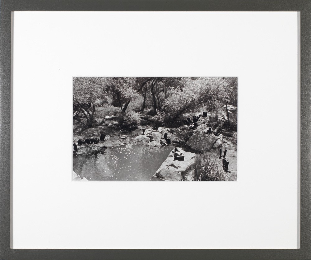 Eleanor ANTIN, 1935, New York (New York, États-Unis), 100 boots at the pond, 1971, Tirage : 10/10 Signée, datée et numérotée au dos, Photographie noir & blanc, 17,5 x 11,3 cm (encadrée : 27,3 x 22,3 cm), Achat en 2006, Frac Corsica, © droits réservés, Photographie Jean-André Bertozzi