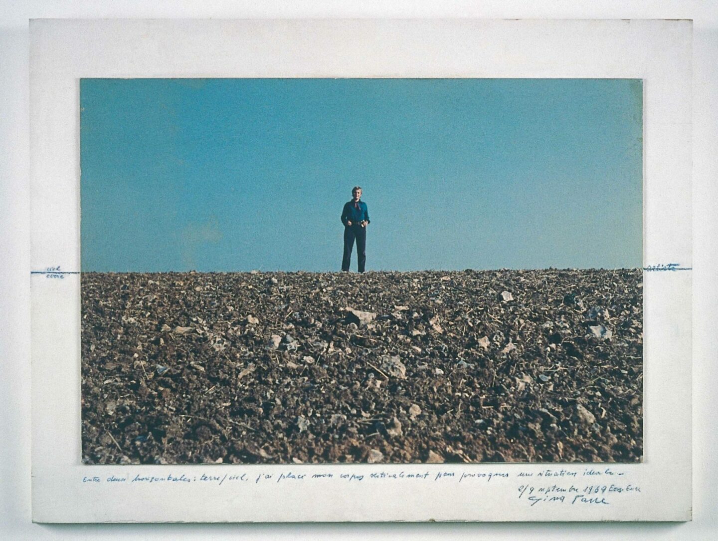 gina pane, "Situation idéale : Terre-Artiste-Ciel. 1969", 1969. Cliché de Stéphane Bellanger