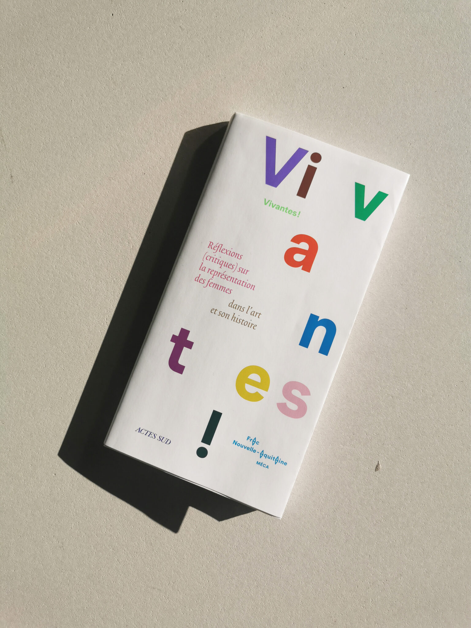 “Vivantes ! Réflexions (critiques) sur les femmes dans l’art et son histoire”, Coédition Frac Nouvelle-Aquitaine MÉCA et Actes Sud, 160 pages, 2022