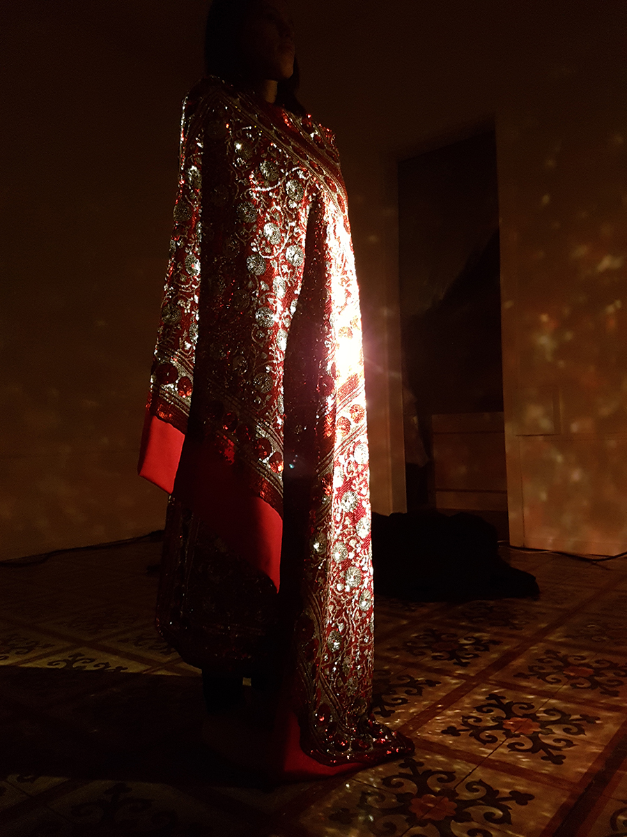 Myriam Omar Awadi, Chiromani Boule à facettes, 2012, Installation performative, tissu recouvert d’une broderie au sequin, quatre projecteurs (minidécoupes). Collection FRAC RÉUNION (Adagp, Paris, 2023).