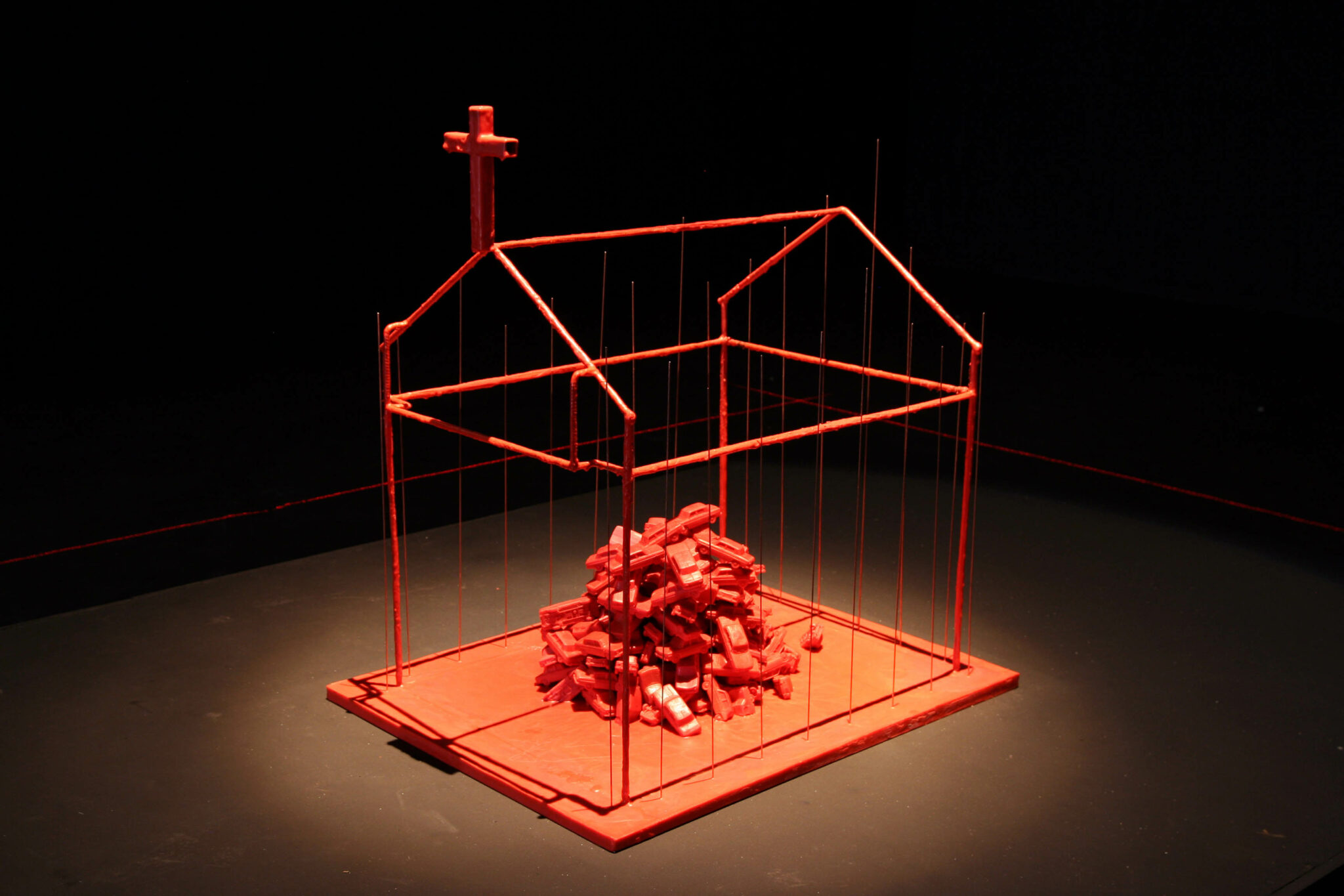 Jean-Claude Jolet, Ex péi, 2009, Sculpture, structure acier, cire, rayon laser. Collection FRAC RÉUNION, 2020 (Adagp, Paris, 2023).