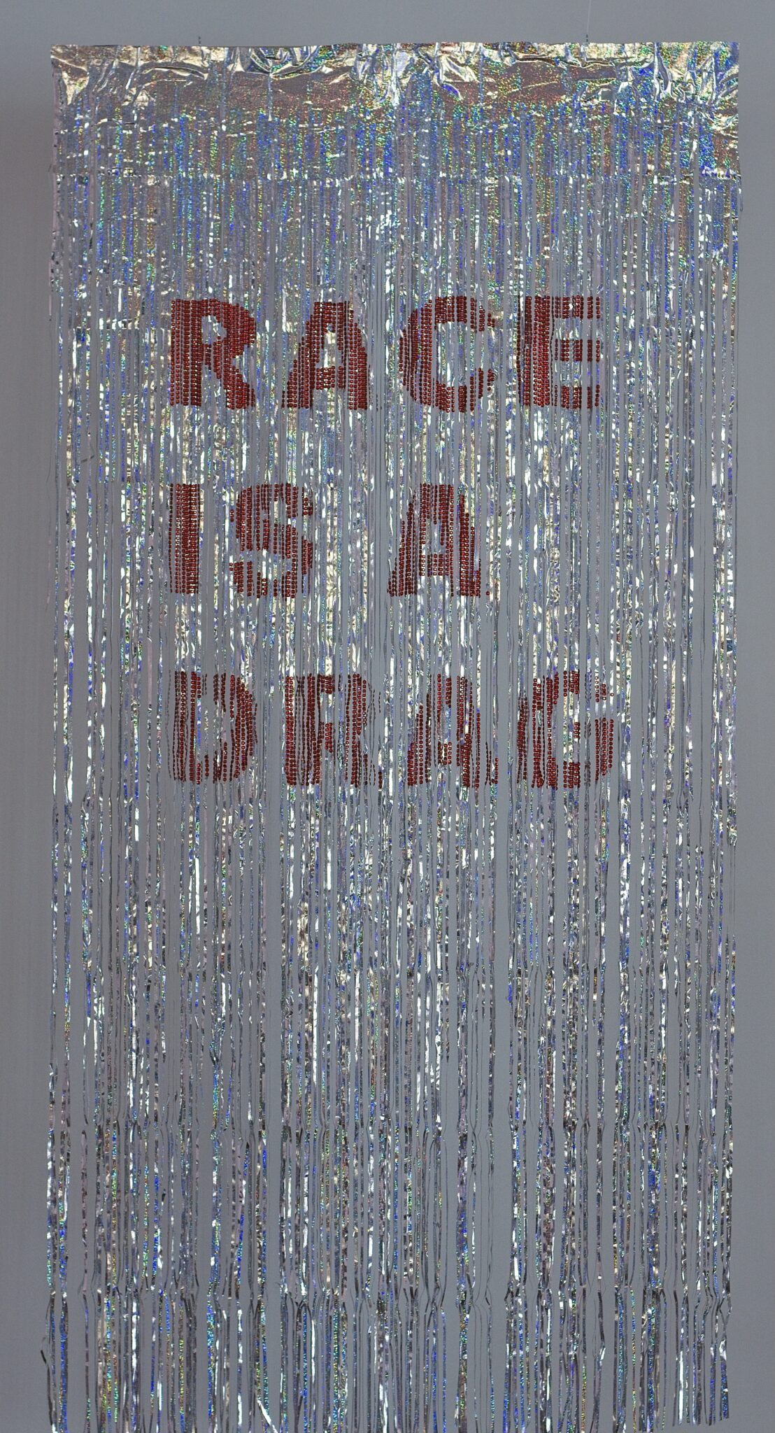 Brandon Gercara, Race is a drag !, d'après Kama La Mackerel, 2021, Installation, strass sur rideau à frange, 100 × 400 cm (Adagp, Paris, 2023).