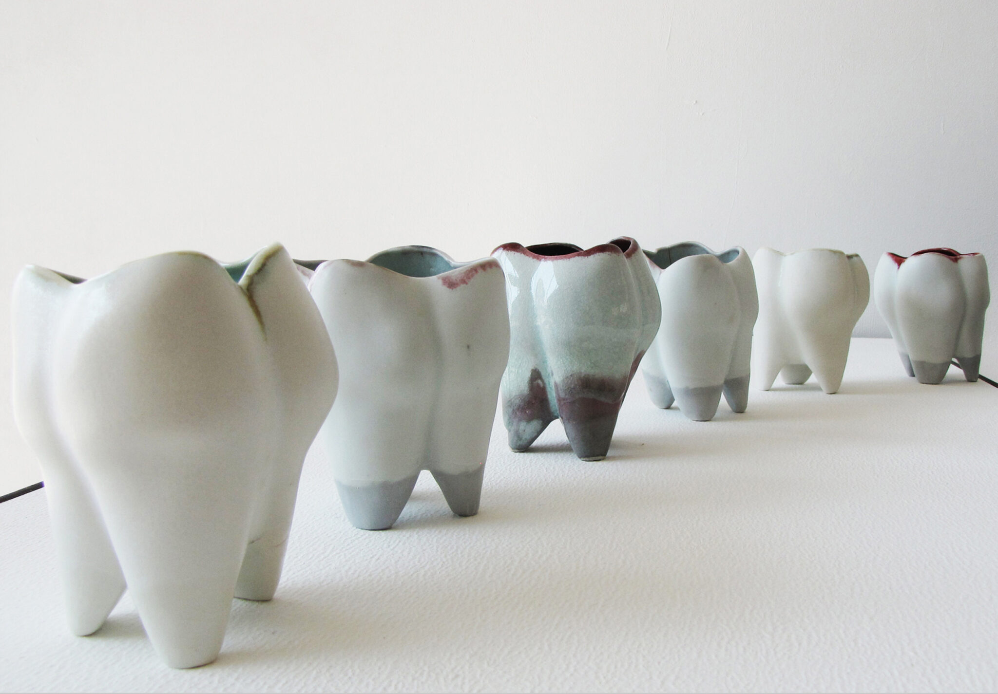 Alice Aucuit, Teethtasses, série Bone China, 2014, Porcelaine (Adagp, Paris, 2023).
