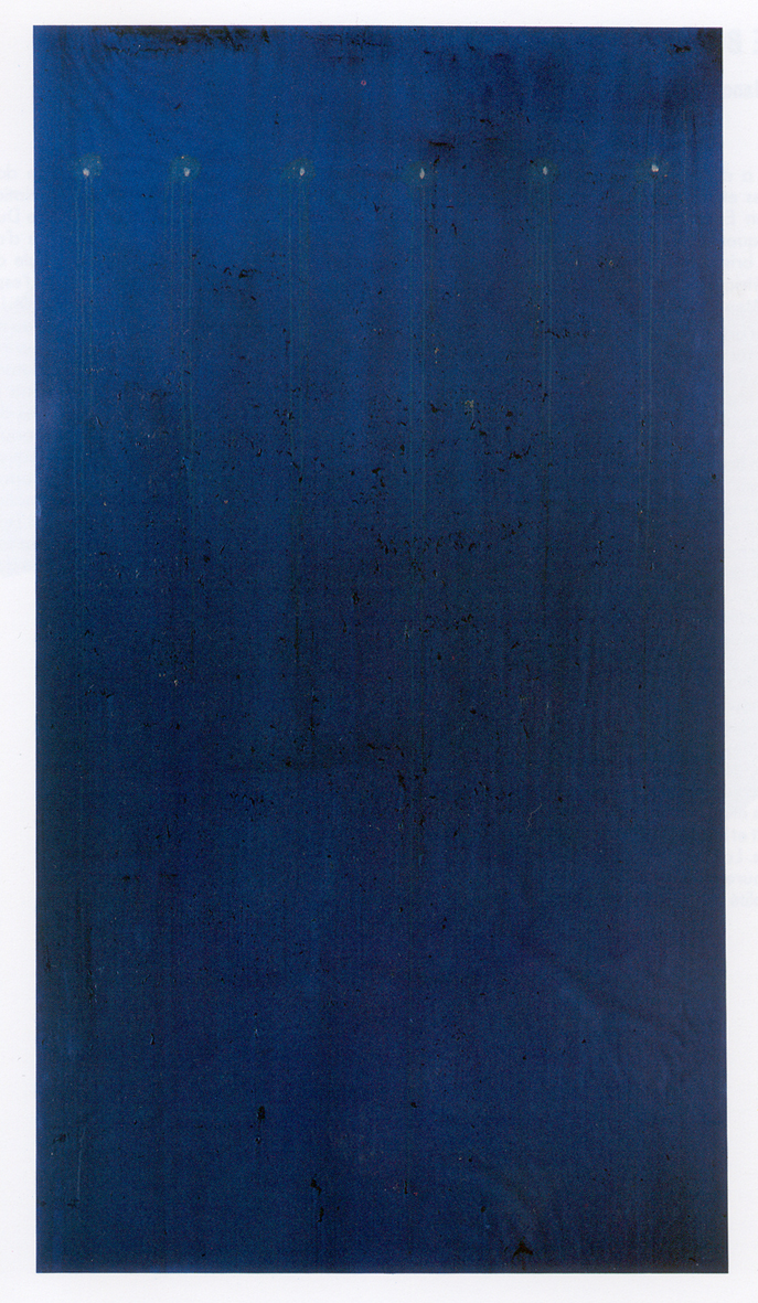 Jean-Pierre Bertrand, Plaque bleue, 1985, Peinture, Acrylique sur papier, Plexiglas, Cadre métallique, 245 x 138 cm. Collection Frac Auvergne. Adagp, Paris, 2023