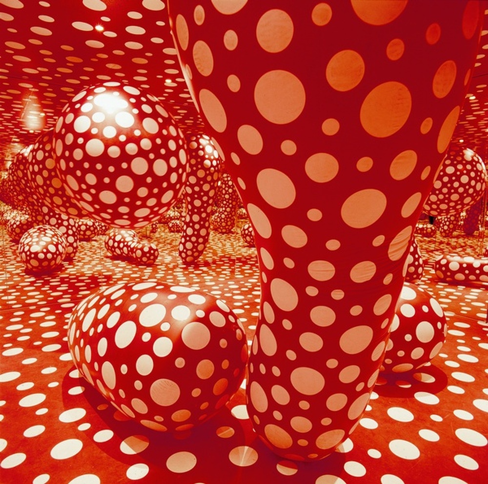 Yayoi Kusama, Dots Obsession, 1998, Oeuvre en trois dimensions, Installation, Peinture, miroirs, ballons, adhésifs, 280 x 600 x 600 cm © Yayoi Kusama. Crédit photo : Grand Rond Production