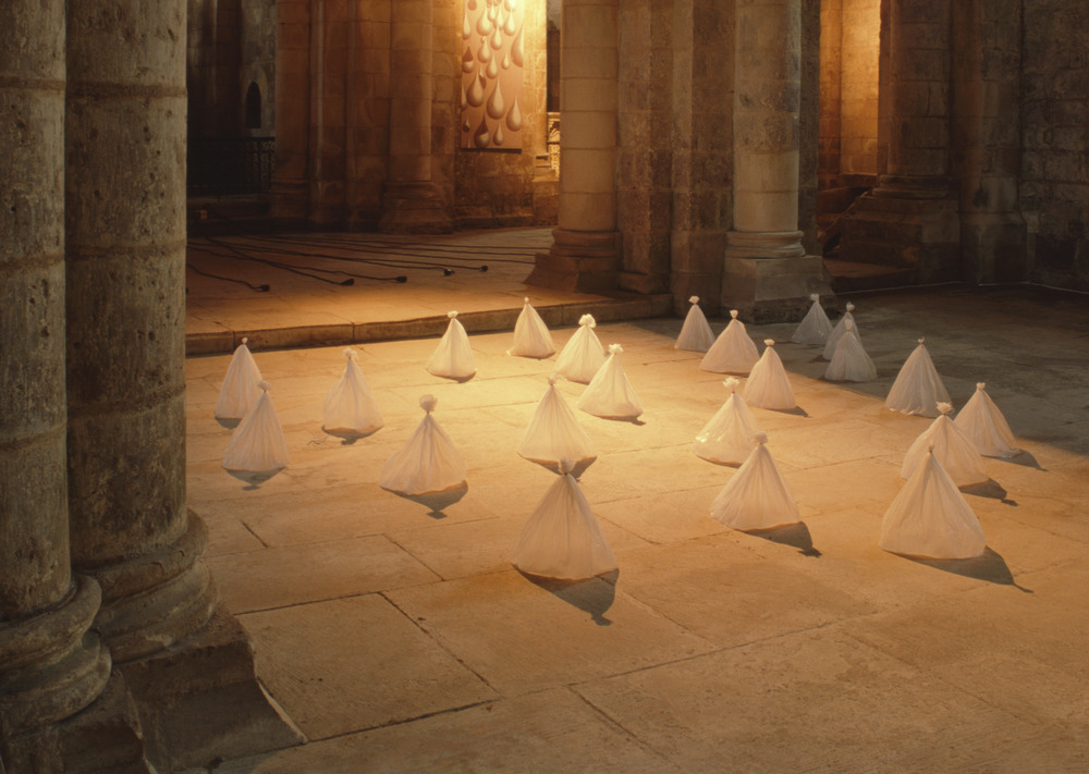 Michel Blazy, Sans titre (Derviches tourneurs), 1993, Sacs plastiques blancs © Adagp, Paris, 2023