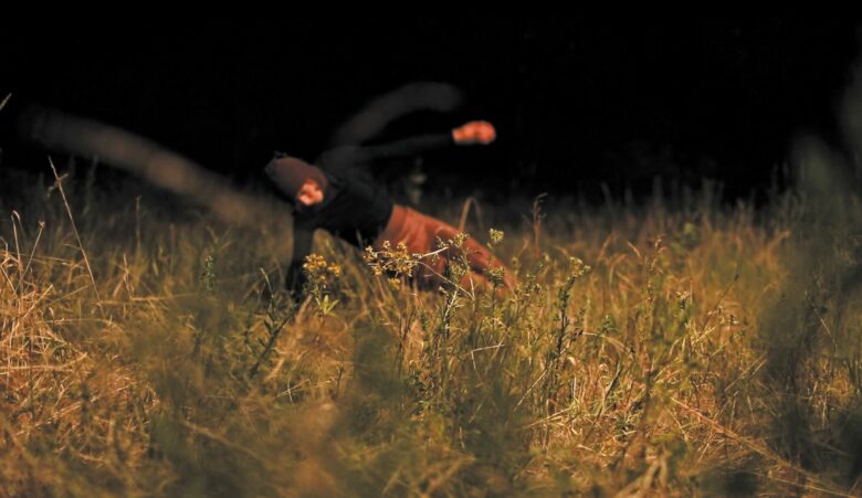 Photographie extraite du film Danse gâchée dans l’herbe, 2023 ; réalisation César Vayssié. Chorégraphie Boris Charmatz ; interprétation Marion Barbeau.
