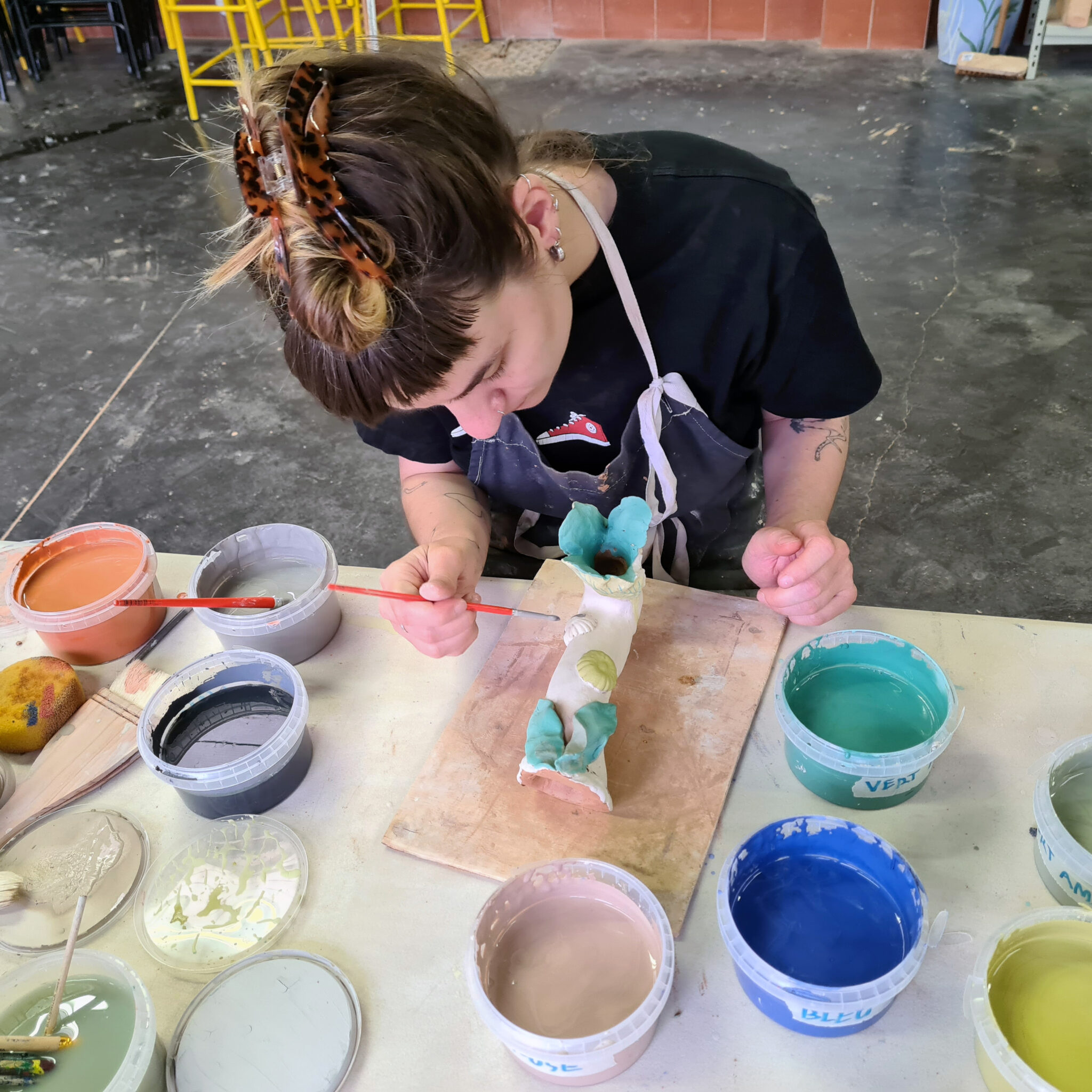 Camille Chastang dans l’atelier à la Maison de la céramique Terra Rossa, Salernes © Camille Chastang