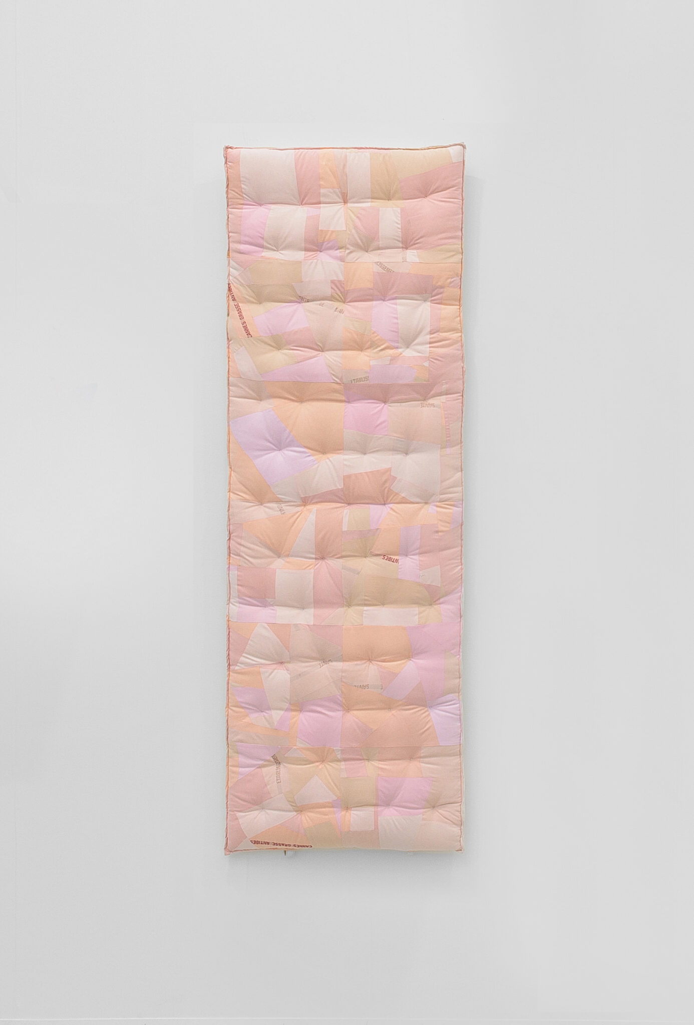 Benoit Piéron, « Matelas de plage », 2022. Crédit photo : Grégory Copitet. Collection Frac Sud - Cité de l'art contemporain, 2024.