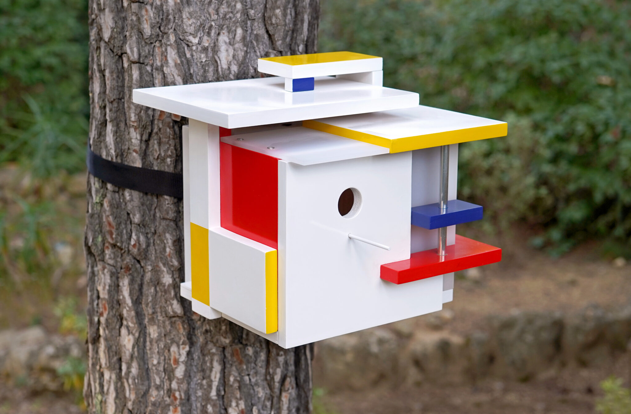 Benoît Pype, Nichoirs #3, de la série « Comment éduquer les oiseaux à l’architecture moderne ? », 2009-24, sculpture, 26 x 30 x 31 cm – Collection Frac Occitanie Montpellier. Photo B. Pype. © Adagp, Paris 2025