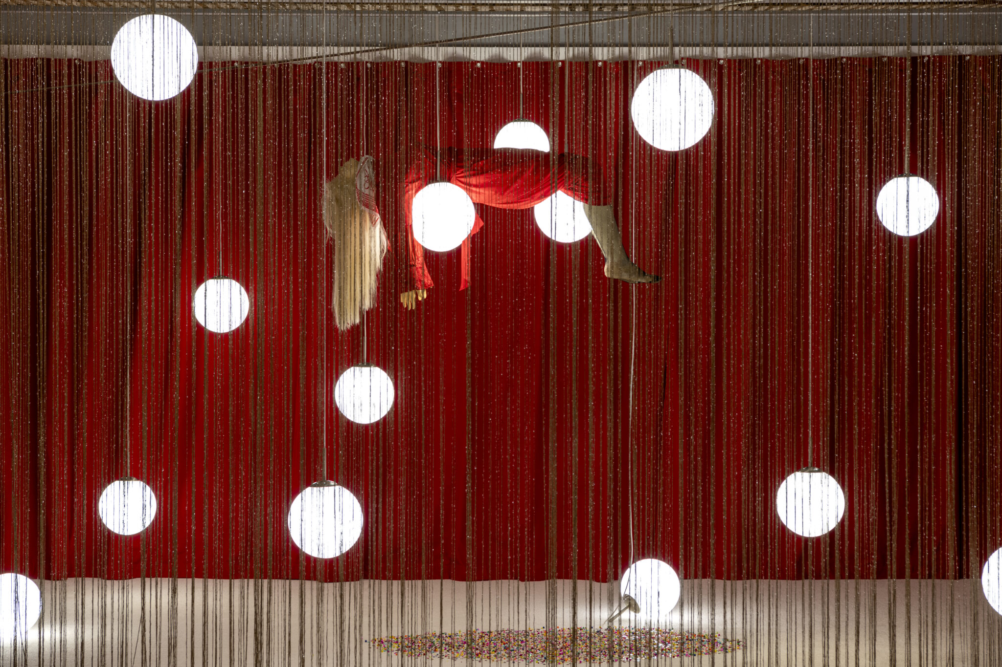 Visuel : Virginie Barré, Ecarlate, 2004. Installation. Vue de l'installation dans l'exposition In the Mood...au Frac Normandie, 2025 ©Adagp, Paris © Droits réservés