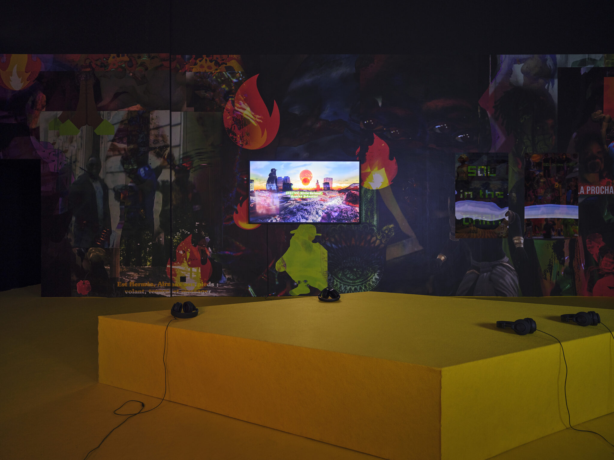 Mawena Yehouessi, Sol in the Dark, 2019-2022. Installation vidéo composée de 6 vidéos couleurs sonores, de deux impressions lenticulaires et d’un papier peint. Crédit photo : Thomas Lannes