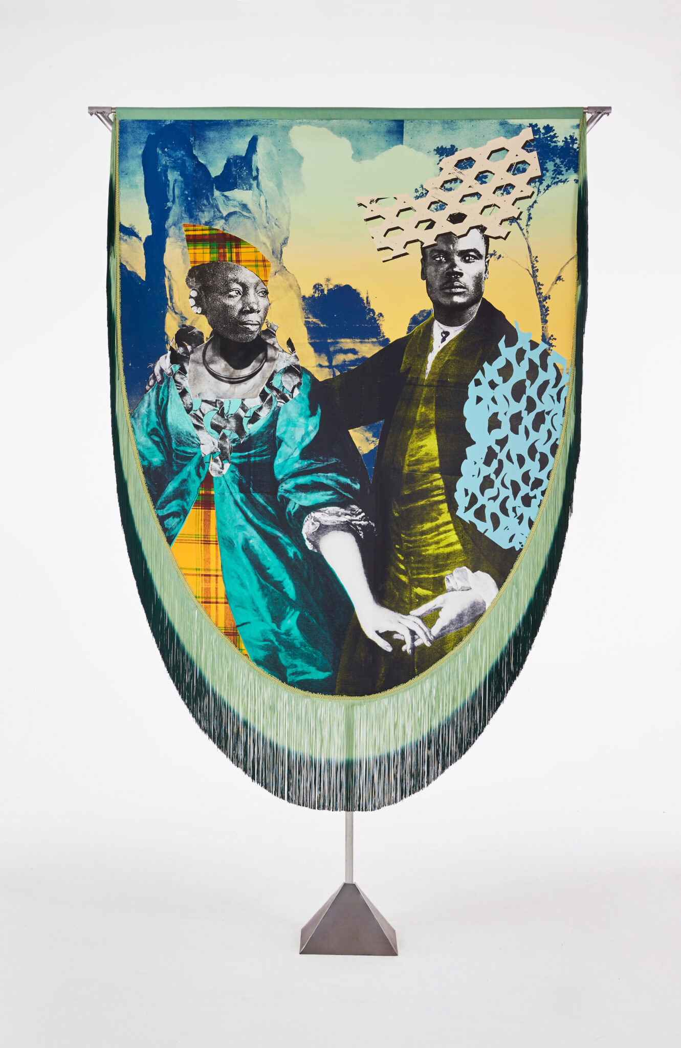 Raphaël Barontini, « Anchaing and Héva”, 2023. Acrylique, encre, sérigraphie sur toile, doublure en coton teint, socle pyramidal en aluminium. Collection FRAC Bourgogne. ADAGP, Paris, 2025. Courtesy of the artist and Mariane Ibrahim.