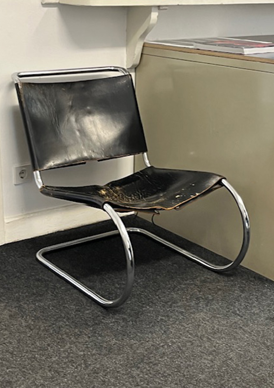 The Pledge (Series Debt Promises - Collaterals) -Mies Van De Rohe Lounge chair at Konrad Fischer Gallery_Credit Konrad Fischer Gallery.