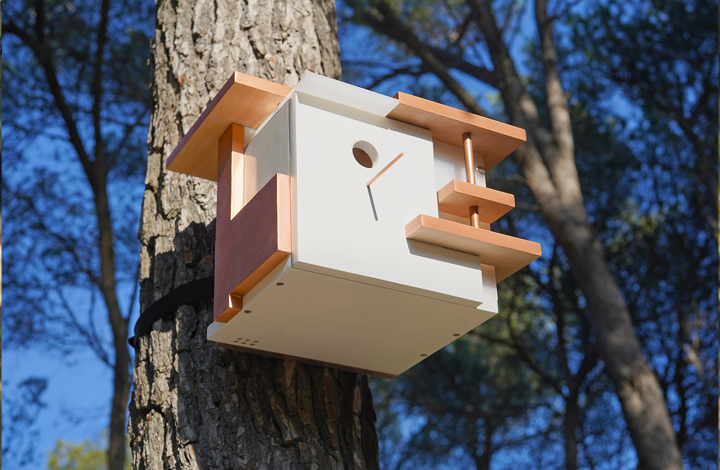 Comment éduquer les oiseaux à l’architecture moderne ? Nichoirs #4, photo Benoit Pype. © Adagp, Paris 2025