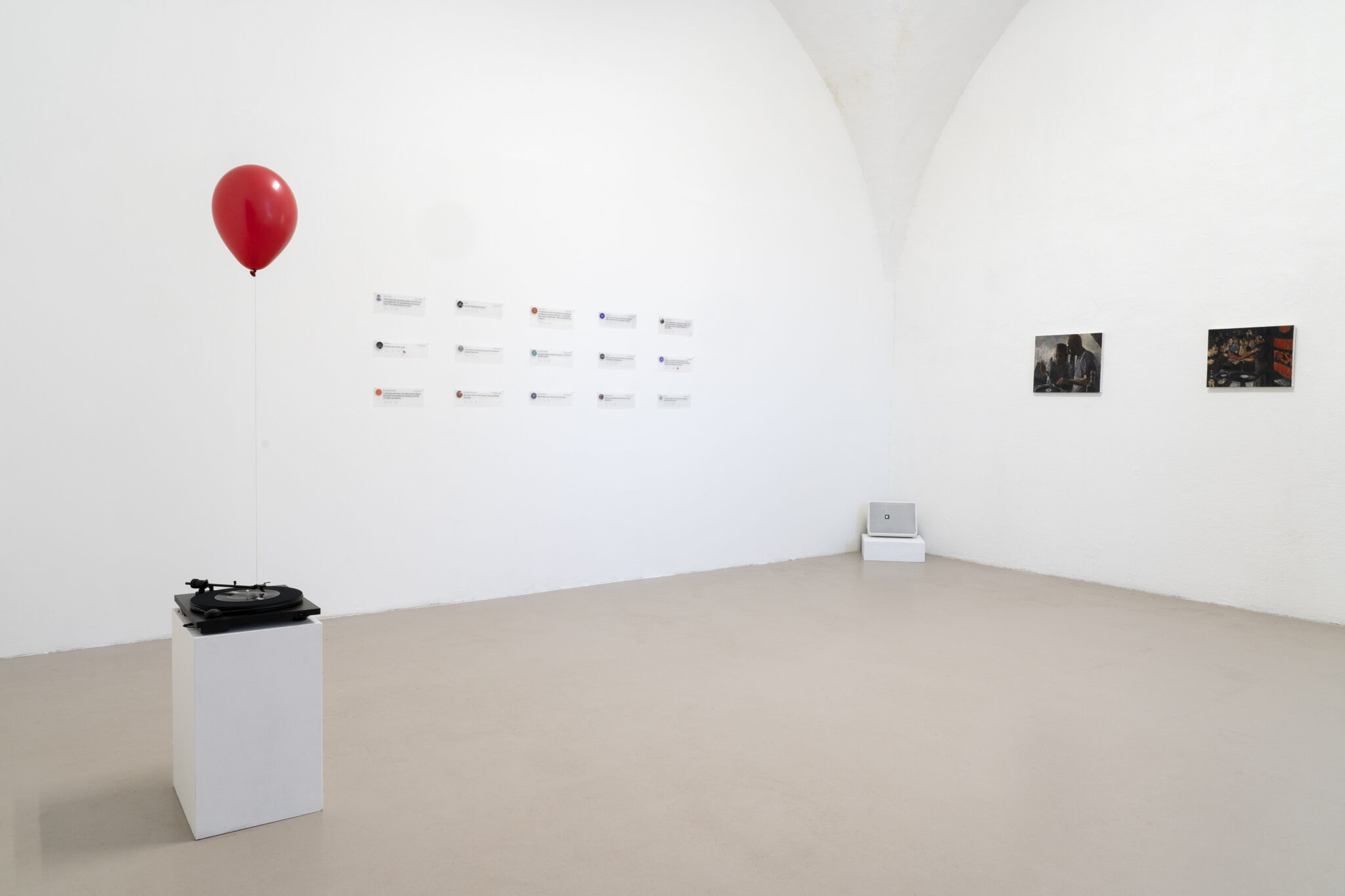 Vue de l'exposition Fin de Party, Davide Balula Un aire de fête (2004-2025) - Kamilya Kuspanova Playlist (2024) - Charles Hascoët, Baby Ford and Zip Dj (2023) Jeff Mills, Tresor, 1999 (2024).