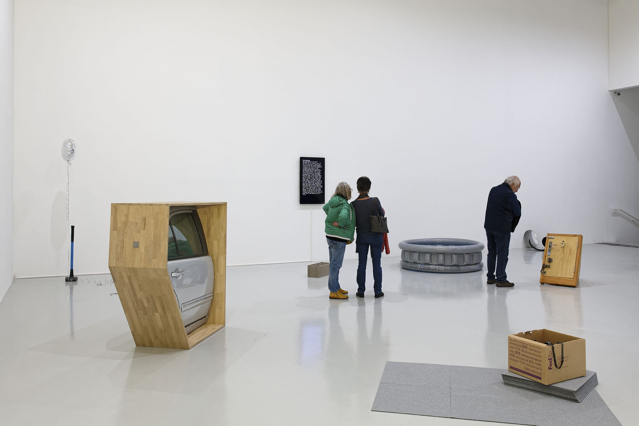 Vue de l'installation Earwitness Inventory au Frac Franche-Comté de Lawrence Abu Hamdan dans le cadre de l'exposition 