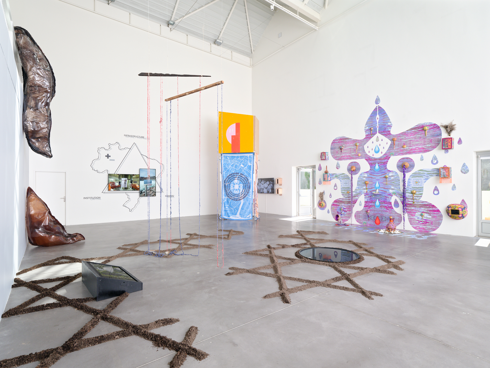 Vue de l'exposition Eaux souterraines : récits en confluence, Frac Poitou-Charentes, 2025 Photo : Frac Poitou-Charentes.