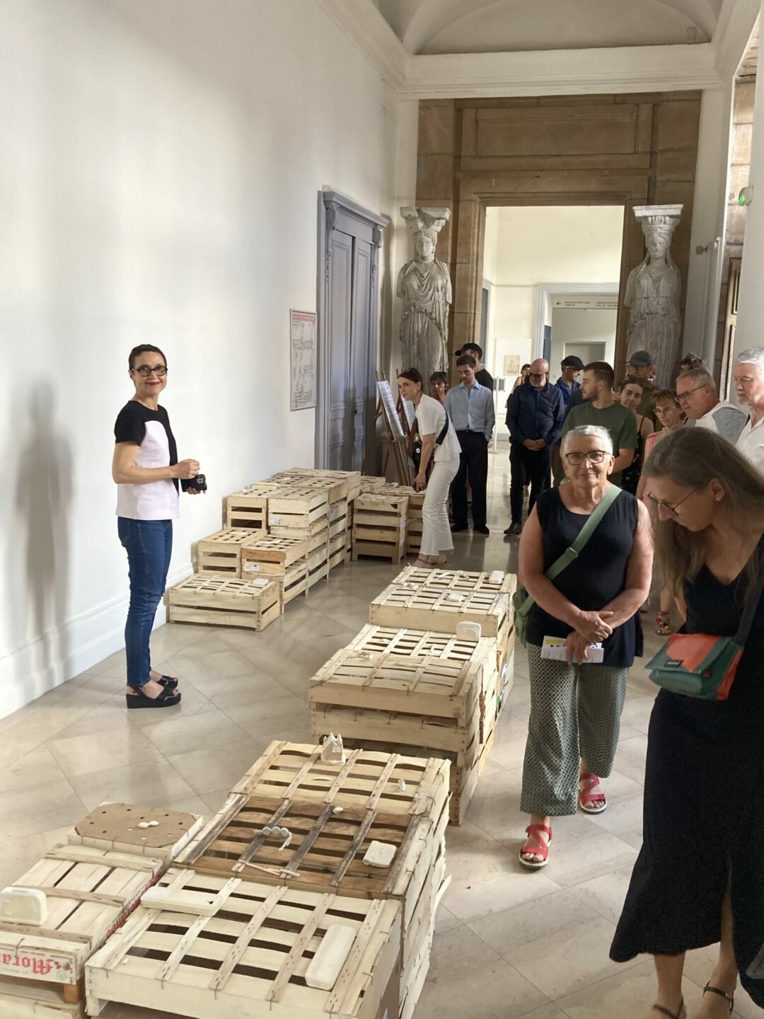 La commissaire de l'exposition Perrine Lacroix, pr&eacute;sente l'exposition (c) FRAC Bourgogne