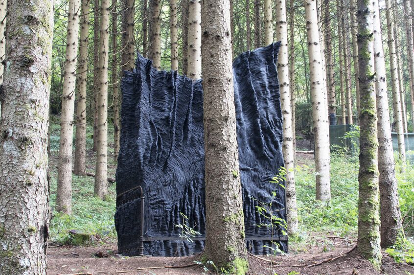 Hugo Bel, Paysage mental, lit en métal, plâtre, pigment, 190x300x140cm, 2024. Production Vallon du Villaret (Lozère), Crédit : Hugo BEL.tif