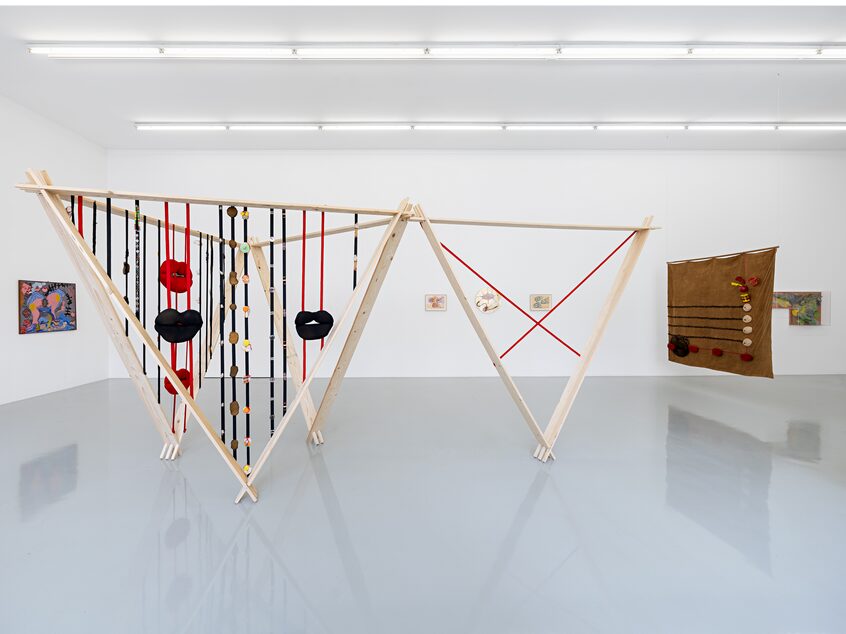 Vue d'exposition Clemen Parrocchetti : Dévorer la vie, 49 Nord 6 Est - Frac Lorraine. Photo Fred Dott. Courtesy ChertLüdde, Berlin, et Clemen Parrocchetti Archive, Borgo Adomo.