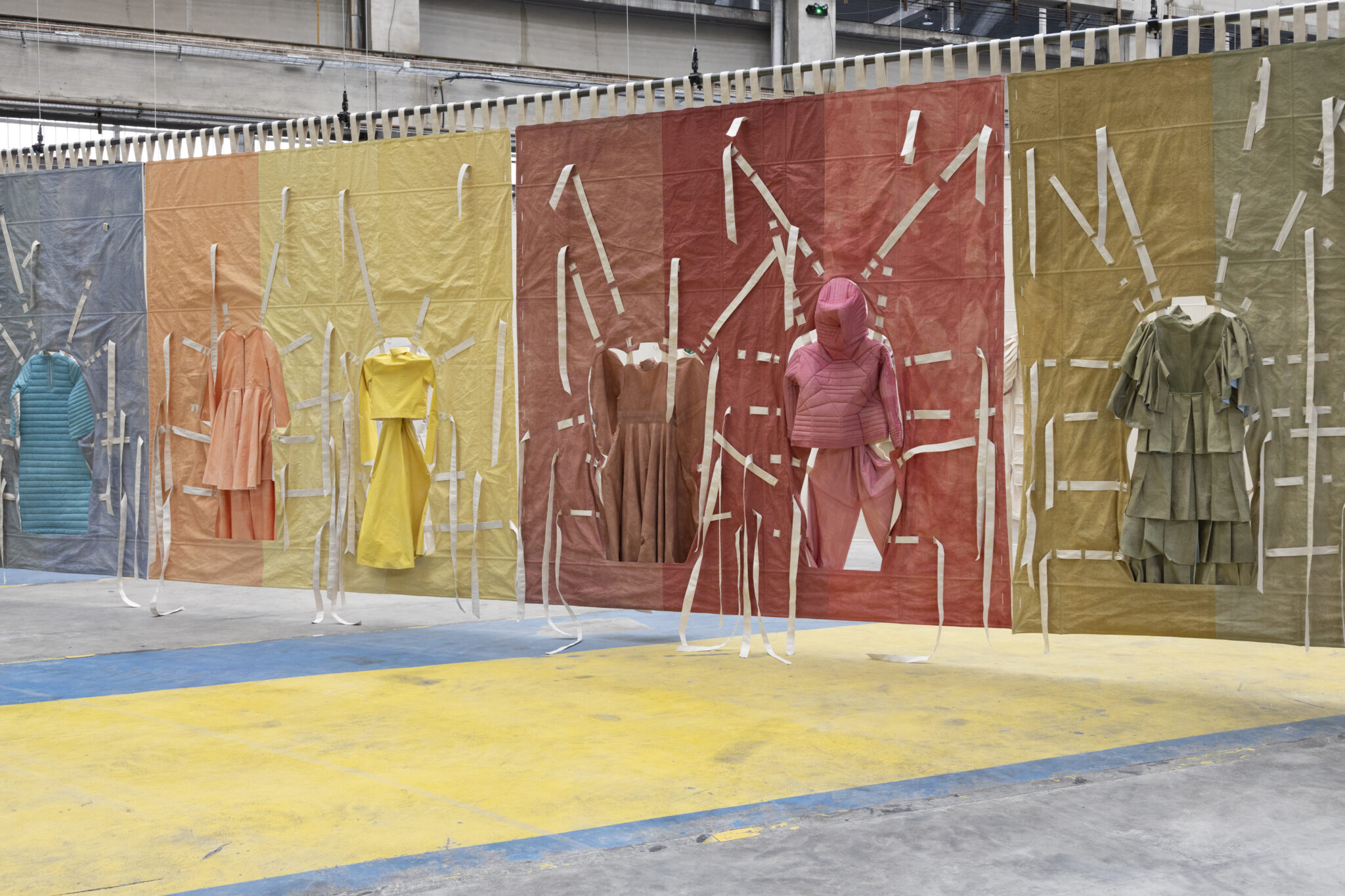 17e Biennale d' art contemporain de Lyon, Les Grandes Locos, Nefeli Papadimouli, Idiopolis (| - X), 2024 Coton, teinture textile naturelle, teinture textile chimique, mercerie diverse, lin, jonc fibre de verre, mousse Courtesy de l’artiste, THE PILL ® Istanbul, Paris et Nathalie Karg, New York Création pour la 17e Biennale de Lyon © ADAGP, Paris, 2024. Photo Jair Lanes