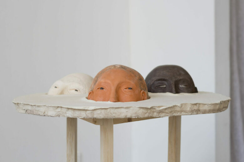 Carolina Fonseca, Baptême, faïence cuite avec émail partiel, 2021. © Carolina Fonseca. Photo : Julie Freichel