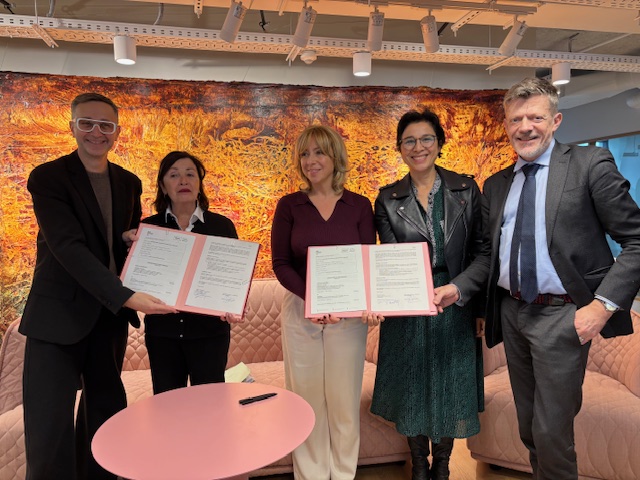 De gauche à droite : Fabien Danesi, coprésident de Platform et directeur du FRAC Corsica, Patricia Carette coprésidente de Platform et présidente du Frac Occitanie Montpellier, Florence Portelli Vice-présidente chargée de la Culture, du Patrimoine et de la Création du Conseil régional d'Île-de-France, Eva Nguyen Binh présidente de l'Institut français, Chritopher Miles directeur général de la création artistique au ministère de la Culture.