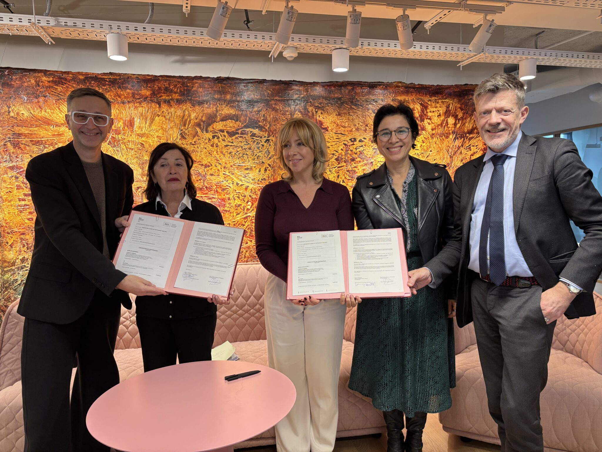 De gauche à droite : Fabien Danesi, coprésident de Platform et directeur du FRAC Corsica, Patricia Carette coprésidente de Platform et présidente du Frac Occitanie Montpellier, Florence Portelli Vice-présidente chargée de la Culture, du Patrimoine et de la Création du Conseil régional d'Île-de-France, Eva Nguyen Binh présidente de l'Institut français, Chritopher Miles directeur général de la création artistique au ministère de la Culture.