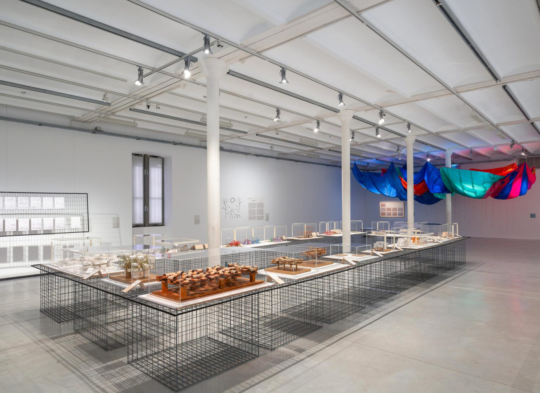 Vue de l'exposition Des villes pour vivre, Yona Friedman, 2025. Frac Centre - Val de Loire. Photo : Martin Argyroglo © Adagp, Paris, 2026