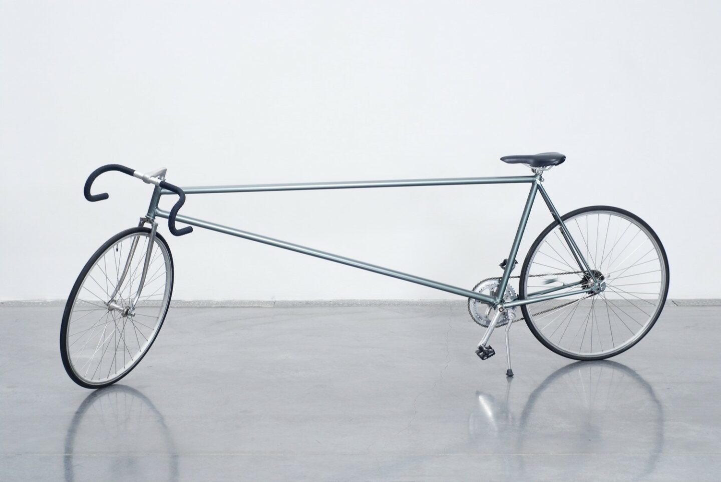 Charles Lopez, Bicyclette, 2003, métal, tissus, plastique, caoutchouc, 90 x 265 x 43 cm – Collection Frac Occitanie Montpellier. Photo Christian Perez
