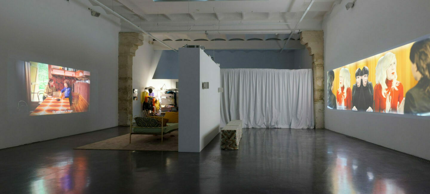 Boucles, bricoles et miroirs, vue de l'exposition de Brice Dellsperger au Frac Occitanie Montpellier, 18.05-05.09.2026 - Photo Christian Perez. &copy; Adagp, Paris 2026